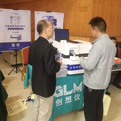 展臺(tái)前客戶(hù)在咨詢(xún)