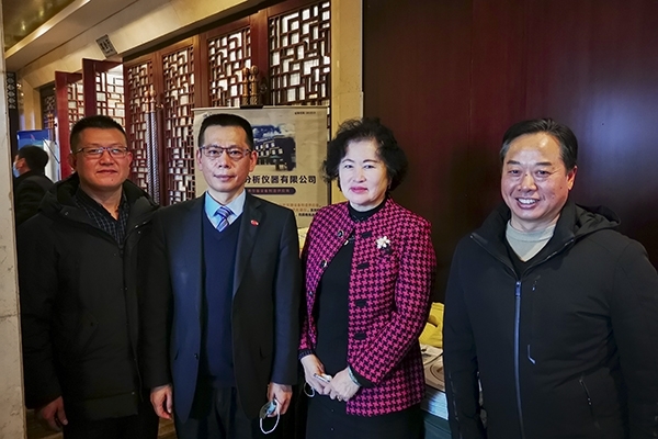 中國鑄造協會秘書長張志勇，天津鑄鍛行業協會秘書長王繼英蒞臨創想儀器展位前參觀指導