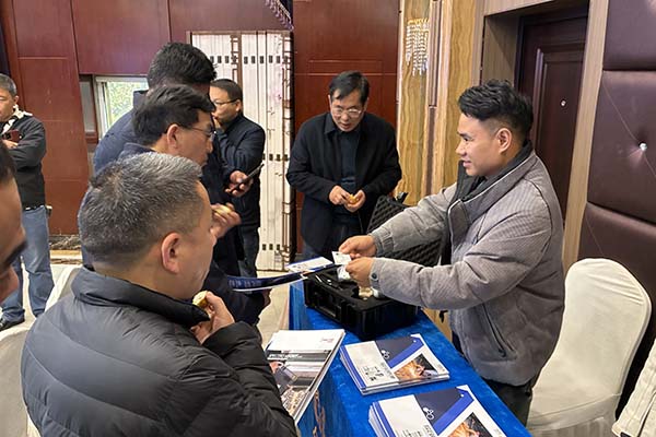 為嘉賓介紹我司產品