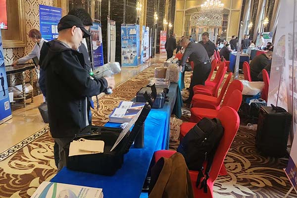 為來賓演示手持式光譜儀操作